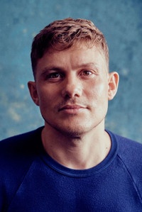 الممثل Jon Pointing