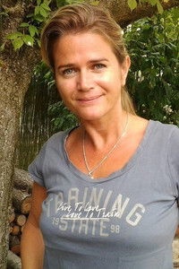 الممثل Julie Glenn