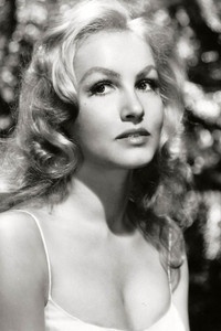 الممثل Julie Newmar