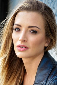 الممثل Katie Keene