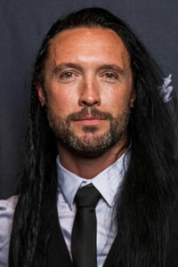 المخرج Kyle Kauwika Harris