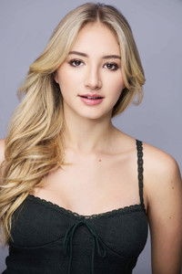 الممثل Lacey Katena