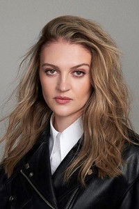 الممثل Lara Peake