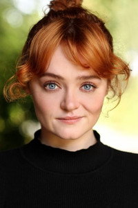 الممثل Leah Byrne