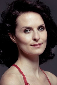 الممثل Leanne Best