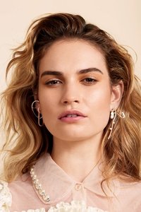 الممثل Lily James