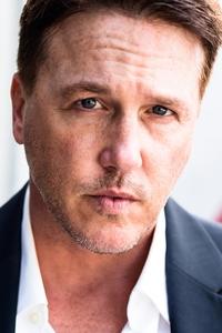 الممثل Lochlyn Munro