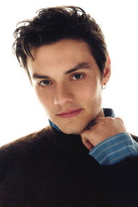 الممثل Louis Partridge