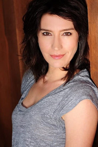 الممثل Louise Barnes