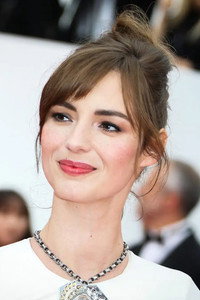 الممثل Louise Bourgoin