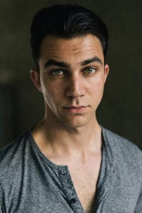 الممثل Luke Brandon Field