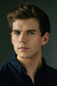 الممثل Luke Newton
