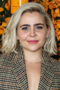 الممثل Mae Whitman