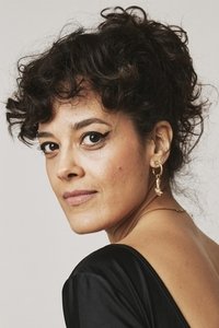 الممثل Maeve Jinkings