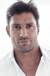 الممثل Manu Bennett