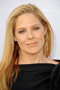 الممثل Mary McCormack
