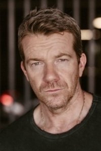 الممثل Max Beesley