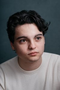 الممثل Max Burkholder