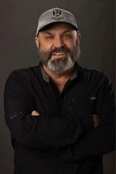 المخرج Mike Elliott