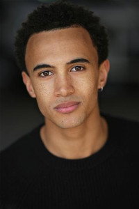الممثل Miles Barrow