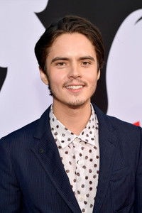 الممثل Miles Robbins