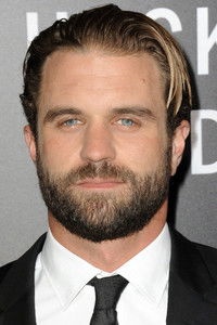الممثل Milo Gibson