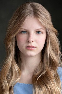 الممثل Molly Lewis
