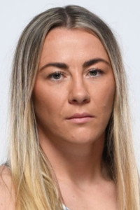 الممثل Molly McCann