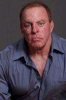 الممثل Neville Archambault