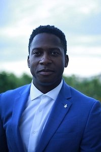 الممثل Nican Robinson