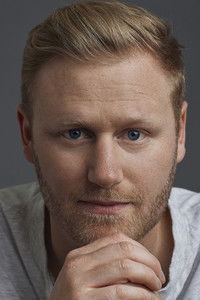 الممثل Nick Launchbury