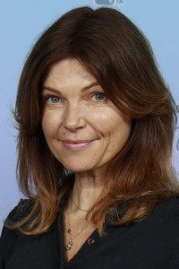الممثل Nicole de Boer