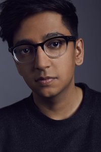 الممثل Nik Dodani