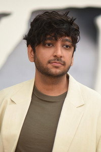 الممثل Nik Dodani