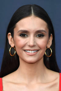 الممثل Nina Dobrev