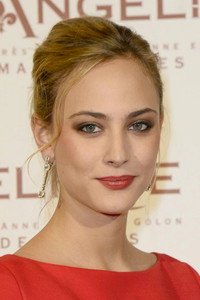 الممثل Nora Arnezeder