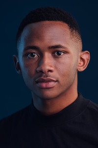 الممثل Ntobeko Sishi