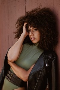 الممثل Paris Nicole