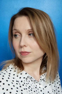 المخرج Polly Findlay