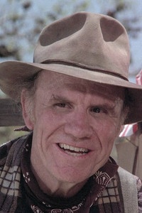 الممثل R.G. Armstrong