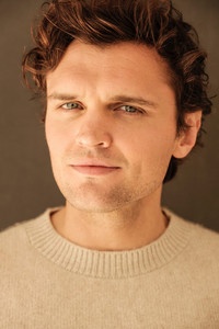 الممثل Ray Nicholson