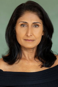 الممثل Renu Brindle