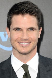 الممثل Robbie Amell