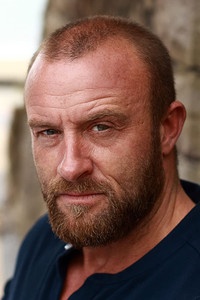 الممثل Ross O'Hennessy