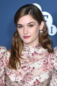 الممثل Sai Bennett