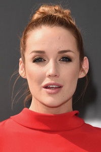 الممثل Sarah Dumont