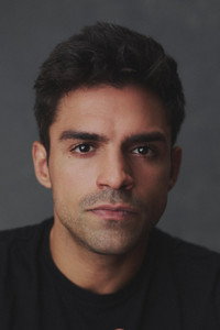 الممثل Sean Teale