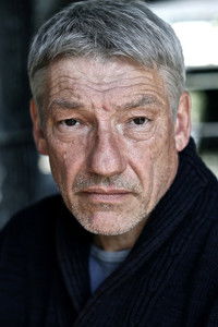 الممثل Simon Armstrong