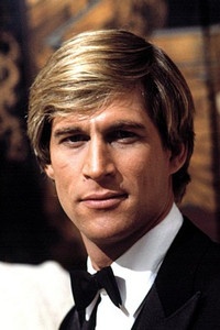 الممثل Simon MacCorkindale