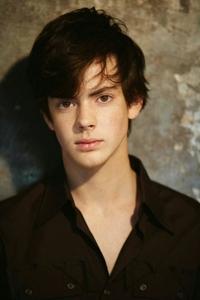 الممثل Skandar Keynes